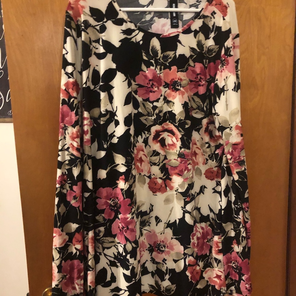 Agnes and Dora Thumbhole Tee